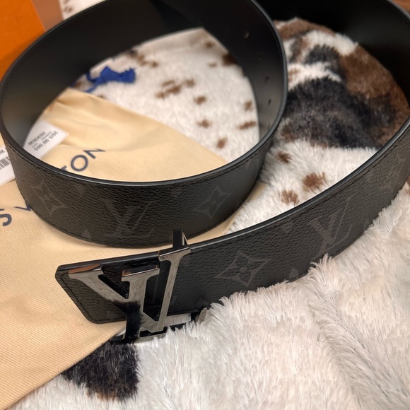 Authentic Louis Vuitton belt size Medium, comes with original dust bag & box - Picture 2 of 6